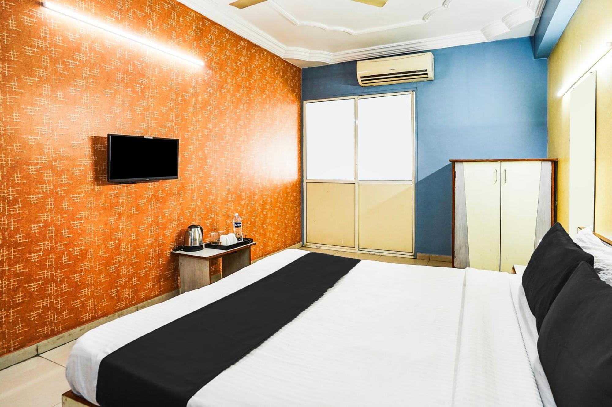 Hotel O Vibrant Residency Ahmedabad Buitenkant foto
